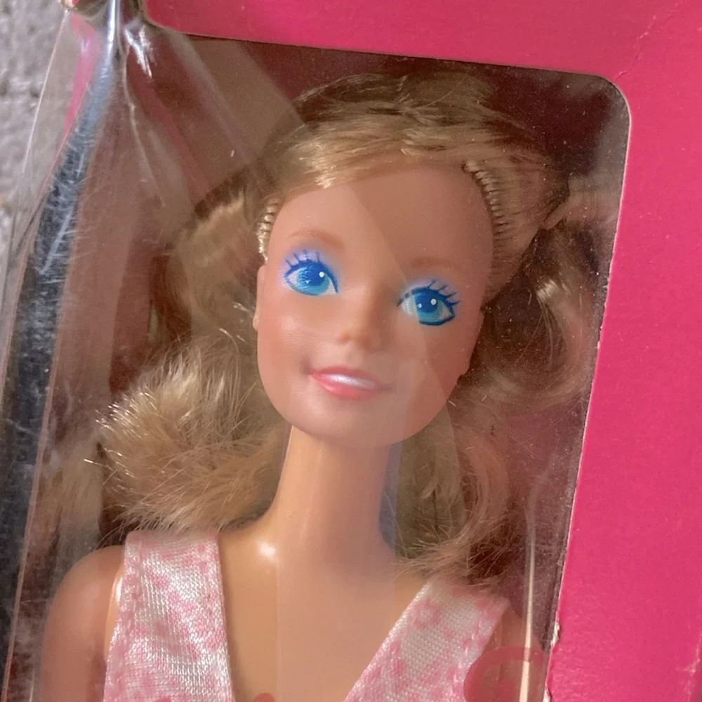 NIB Vintage 1987 Fun-to-Dress Barbie doll.